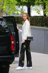 27151924_Karlie-Kloss-Leaving-her-apartm