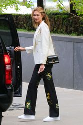 27151926_Karlie-Kloss-Leaving-her-apartm