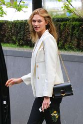 27151927_Karlie-Kloss-Leaving-her-apartm