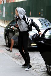 27308245_Gigi-Hadid-in-Tights-Leaves-her