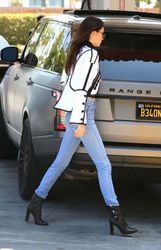 27669189_Kendall-Jenner-in-Jeans-Getting