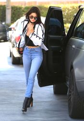 27669192_Kendall-Jenner-in-Jeans-Getting