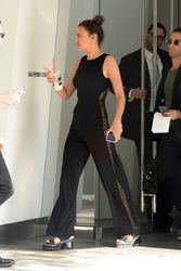 27747219_Irina-Shayk-Leaving-her-apartme