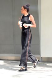 27747220_Irina-Shayk-Leaving-her-apartme