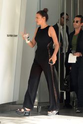 27747221_Irina-Shayk-Leaving-her-apartme