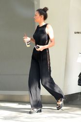 27747224_Irina-Shayk-Leaving-her-apartme