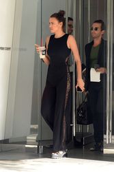 27747228_Irina-Shayk-Leaving-her-apartme