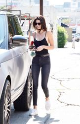 27792889_Kendall-Jenner-in-Jeans--02.jpg