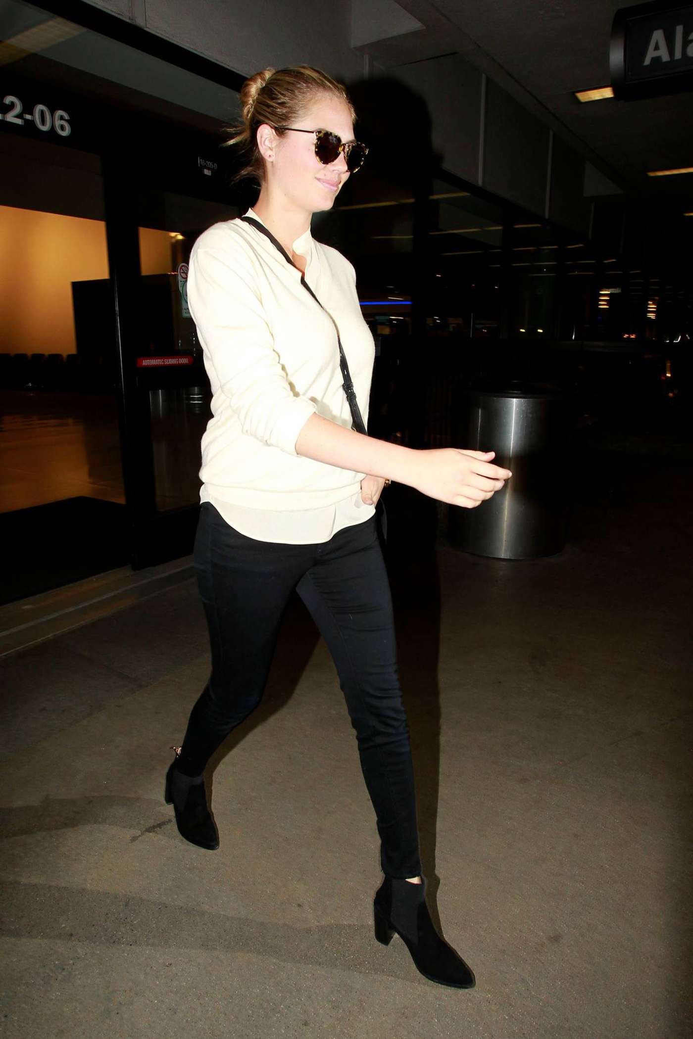 Kate Upton in Tight Jeans at LAX 07
