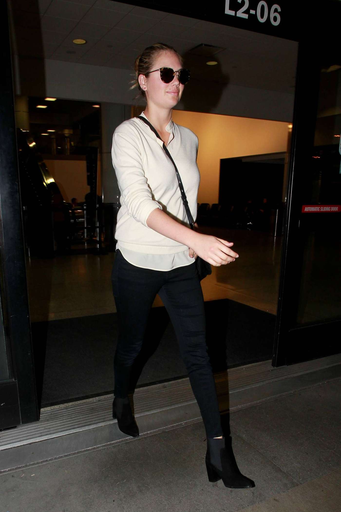 Kate Upton in Tight Jeans at LAX 05