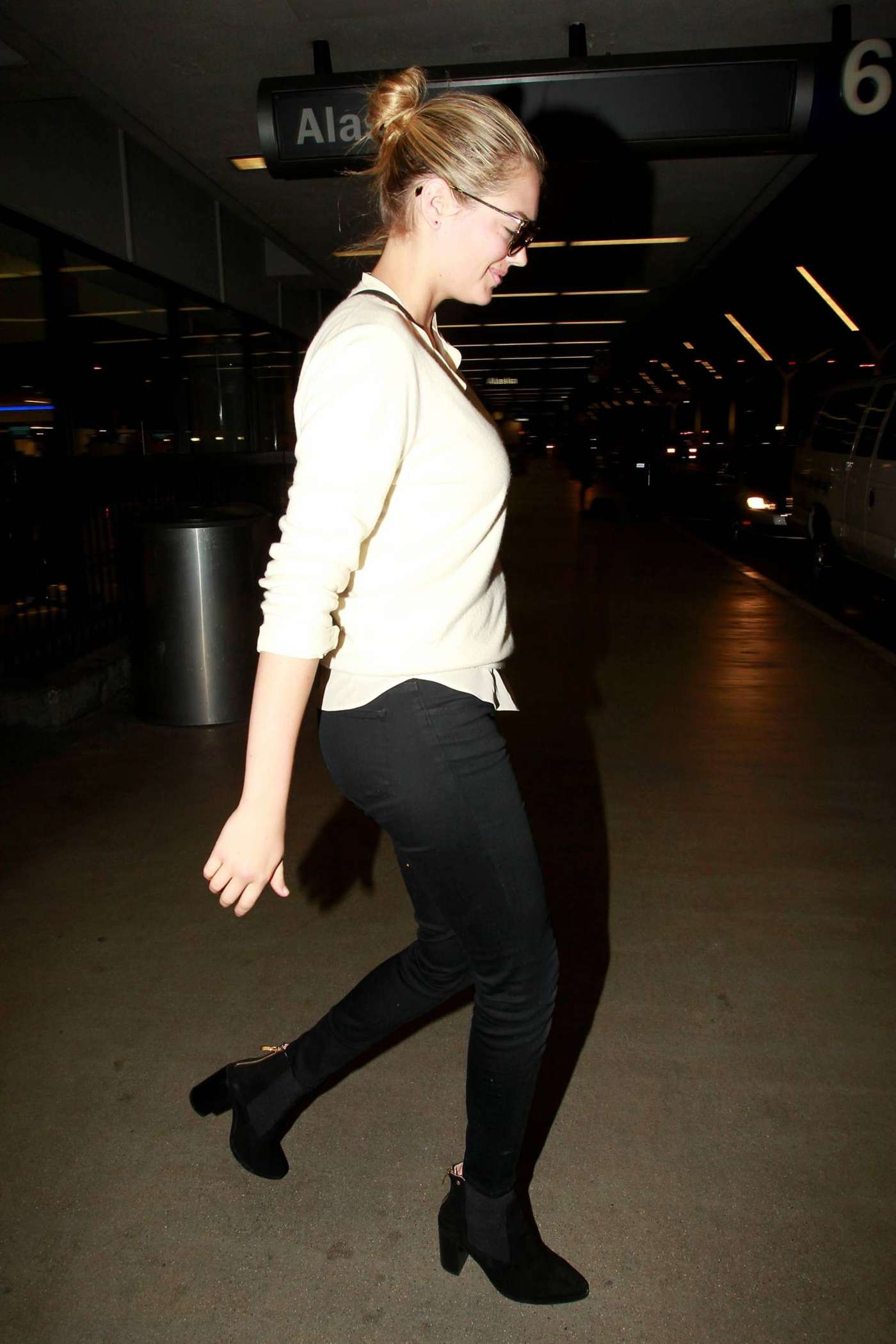 Kate Upton in Tight Jeans at LAX 06
