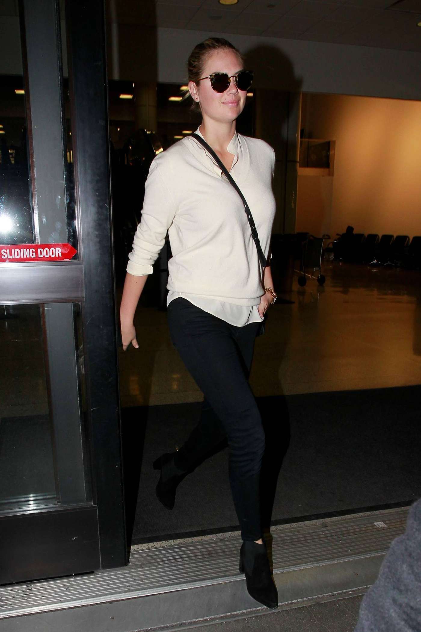 Kate Upton in Tight Jeans at LAX 04